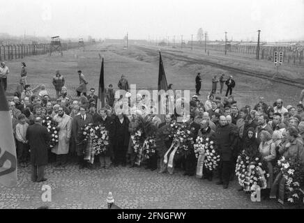 Polonia / Storia / campi di concentramento / 1985 campo di concentramento di Auschwitz, Birkenau. La SPD Berlin fa un viaggio in memoria. Una delegazione depone una corona. Nella parte posteriore la rampa dove arrivarono i prigionieri. Tra gli altri: Walter Momper // Nazis / Olocausto / // Patrimonio Mondiale dell'UNESCO *** didascalia locale *** campo di concentramento Auschwitz. Il partito SPD ha un viaggio memoriale. Cerimonia sulla rampa, dove i prigionieri sono stati deviati in quelli a morire e quelli a vivere un po 'più a lungo. Walter Momper [traduzione automatizzata] Foto Stock