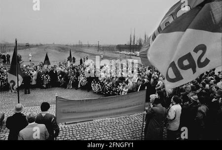 Polonia / Storia / campi di concentramento / 1985 campo di concentramento di Auschwitz, Birkenau. La SPD Berlin fa un viaggio in memoria. Una delegazione depone una corona. Nella parte posteriore la rampa dove arrivarono i prigionieri. Tra gli altri: Walter Momper // Nazis / Olocausto / // Patrimonio Mondiale dell'UNESCO *** didascalia locale *** campo di concentramento Auschwitz. Il partito SPD ha un viaggio memoriale. Cerimonia sulla rampa, dove i prigionieri sono stati deviati in quelli a morire e quelli a vivere un po 'più a lungo. Walter Momper [traduzione automatizzata] Foto Stock