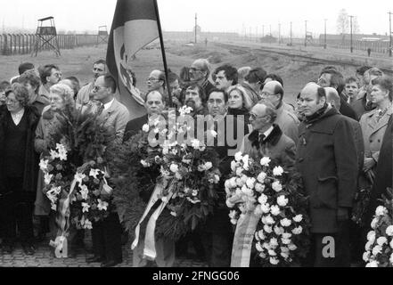 Polonia / Storia / campi di concentramento / 1985 campo di concentramento di Auschwitz, Birkenau. La SPD Berlin fa un viaggio in memoria. Una delegazione depone una corona. Nella parte posteriore la rampa dove arrivarono i prigionieri. Tra gli altri: Walter Momper // Nazis / Olocausto / // Patrimonio Mondiale dell'UNESCO *** didascalia locale *** campo di concentramento Auschwitz. Il partito SPD ha un viaggio memoriale. Cerimonia sulla rampa, dove i prigionieri sono stati deviati in quelli a morire e quelli a vivere un po 'più a lungo. Walter Momper [traduzione automatizzata] Foto Stock