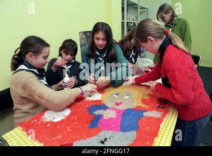 UKR , UCRAINA : Bambini e adolescenti che giocano insieme in un club per bambini / club giovanile a Kiev , Febbraio 1999 [traduzione automatizzata] Foto Stock