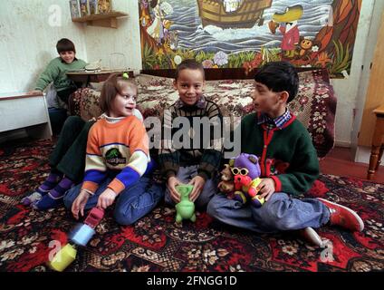 UKR , UCRAINA : Bambini in una casa per bambini a Kiev , Febbraio 1999 [traduzione automatizzata] Foto Stock