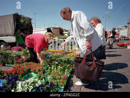 FIN , FINLANDIA : clienti e venditori / operatori di mercato in un mercato dei fiori a Helsinki , Giugno 1999 [traduzione automatizzata] Foto Stock