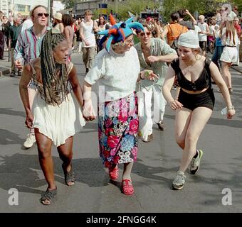 Berlino-Boroughs / stranieri / Africa / 1997 Kreuzberg, Kottbusser Tor: Carnevale delle culture. I berlinesi africani e tedeschi marciano in processione, ballano. // anziani / multiculturali / tedeschi / donne / africani / Africa *** Local Caption *** stranieri / africani Carnevale delle culture: Donne africane e tedesche in marcia [traduzione automatizzata] Foto Stock
