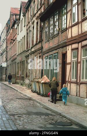 Meclemburgo-Pomerania occidentale / GDR / 1990 Schwerin, centro storico Schelfstadt, Puschkinstrasse // riqualificazione / decadimento / [traduzione automatizzata] Foto Stock