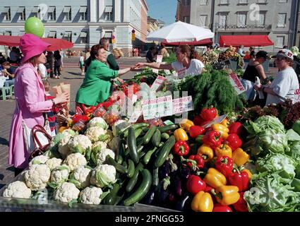 FIN , FINLANDIA : clienti e venditori / operatori di mercato in un mercato vegetale a Helsinki , Giugno 1999 [traduzione automatizzata] Foto Stock