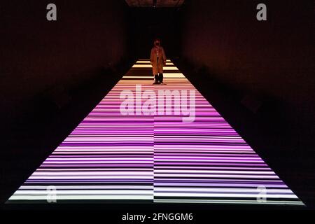 Londra, Regno Unito. 17 maggio 2021. Una donna vede 'test pattern [no 12]', 2020, di Ryoji Ikeda. Anteprima della mostra di Ryoki Ikeda al 180 The Strand, la più grande mostra europea mai realizzata per l’opera dell’artista giapponese. Dodici opere audio-visive digitali, cinque delle quali non sono mai state viste prima, sono in mostra dal 20 maggio al 1° agosto 2021. Credit: Stephen Chung / Alamy Live News Foto Stock