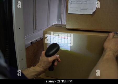 Primo piano della persona che ha registrato il pacco con attrezzatura speciale prima consegna Foto Stock