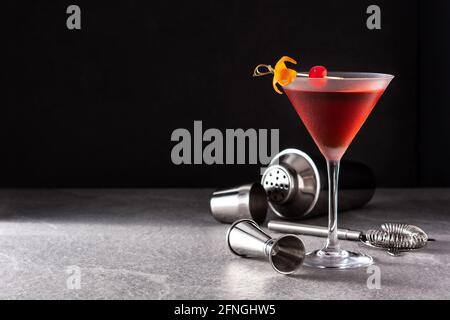 Tradizionale cocktail Manhattan con ciliegia su sfondo di ardesia nera Foto Stock