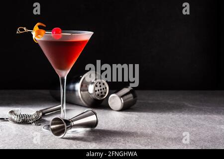 Tradizionale cocktail Manhattan con ciliegia su sfondo di ardesia nera Foto Stock