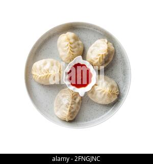 Piatto isolato di gnocchi manti con salsa rossa Foto Stock