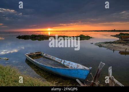 Barche in un'alba estiva nel cimitero navale della Baia di Fangar (Badia del Fangar), nel delta dell'Ebro (provincia di Tarragona, Catalogna, Spagna) Foto Stock