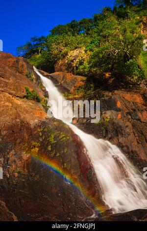 Panama paesaggio con le belle cascate Chorro el Caño (Las Cascadas de Ola), provincia di Cocle, Repubblica di Panama, America Centrale. Foto Stock