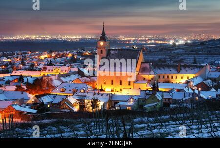 Piccola città in Slovacchia - Svaty Jur di notte in inverno Foto Stock