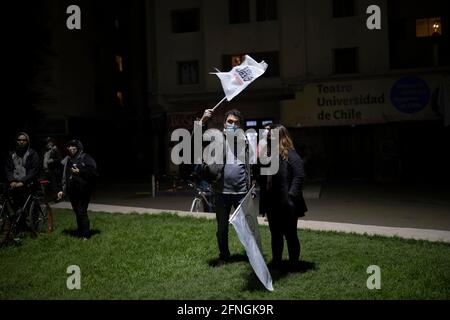 Santiago, Cile. 17 maggio 2021. Un uomo fa una bandiera durante le celebrazioni.dopo due giorni di voto elettorale in Cile, dove il basso flusso di persone ha caratterizzato il processo democratico, i membri del Partito Comunista del Cile si riuniscono nelle vicinanze di Plaza Baquedano per celebrare il trionfo dei candidati eletti come elettori, l'elezione degli elettori è stata un processo storico nel paese. Credit: SOPA Images Limited/Alamy Live News Foto Stock