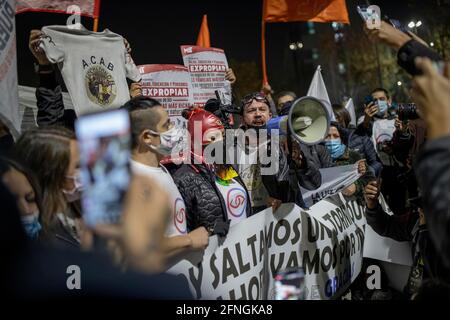 Santiago, Cile. 17 maggio 2021. Un uomo parla attraverso un megafono durante le celebrazioni.dopo due giorni di voto elettorale in Cile, dove il basso flusso di persone ha caratterizzato il processo democratico, i membri del Partito Comunista del Cile si riuniscono nelle vicinanze di Plaza Baquedano per celebrare il trionfo dei candidati eletti come elettori, l'elezione degli elettori è stata un processo storico nel paese. Credit: SOPA Images Limited/Alamy Live News Foto Stock