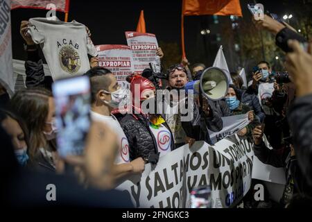 Santiago, Cile. 17 maggio 2021. Un uomo parla attraverso un megafono durante le celebrazioni.dopo due giorni di voto elettorale in Cile, dove il basso flusso di persone ha caratterizzato il processo democratico, i membri del Partito Comunista del Cile si riuniscono nelle vicinanze di Plaza Baquedano per celebrare il trionfo dei candidati eletti come elettori, l'elezione degli elettori è stata un processo storico nel paese. (Foto di Felipe Figueroa/SOPA Images/Sipa USA) Credit: Sipa USA/Alamy Live News Foto Stock