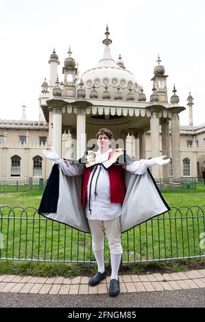 Brighton Regno Unito 17 maggio 2021 - UN membro del personale vestito di carattere come re George IV fuori del Royal Pavilion di Brighton che ha riaperto questa mattina come hanno accolto i visitatori come la fase successiva delle restrizioni di blocco sono alleviati in Inghilterra: Credit Simon Dack / Alamy Live News Foto Stock