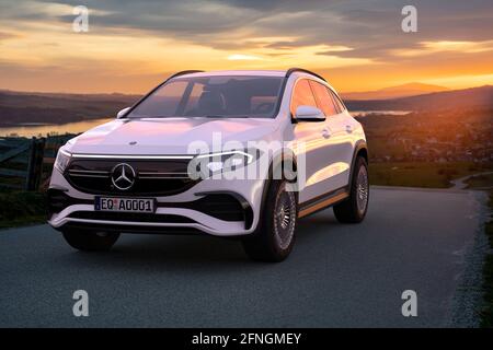 La nuova Mercedes EQA SUV elettrica guida su una strada panoramica strada Foto Stock