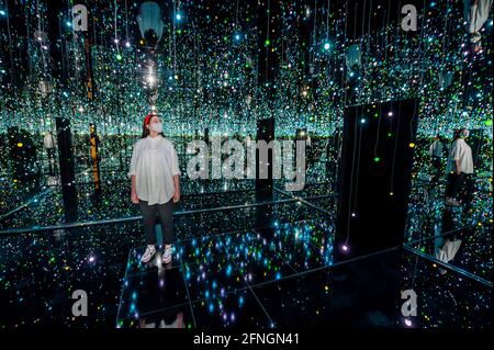 Londra, Regno Unito. 17 maggio 2021. Infinity Mirrored Room - piena di Brilliance of Life, una delle più grandi installazioni di Kusama fino ad oggi - lampadario di dolore, una stanza che crea l'illusione di un universo sconfinato di lampadari rotanti - Yayoi Kusama: Le camere Infinity Mirror sono in mostra al Tate Modern, in collaborazione con Bank of America con il supporto aggiuntivo DI UNIQLO. La galleria si riapre oggi al pubblico, anche se inizialmente queste sale saranno riservate esclusivamente ai membri Tate, e saranno aperte al pubblico il 14 giugno. La mostra comprende due importanti installazioni insieme alla documentazione precoce di Kus Foto Stock