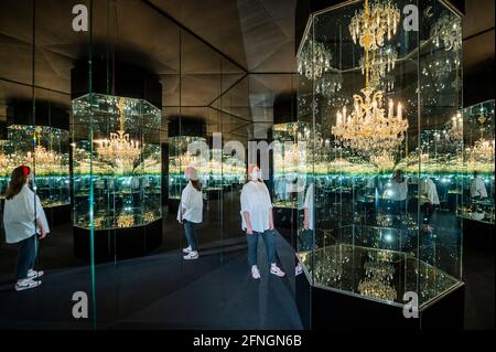 Londra, Regno Unito. 17 maggio 2021. Lampadario di dolore, una stanza che crea l'illusione di un universo sconfinato di lampadari rotanti - Yayoi Kusama: Infinity Mirror Rooms in mostra a Tate Modern, in collaborazione con Bank of America con il supporto aggiuntivo di UNIQLO. La galleria si riapre oggi al pubblico, anche se inizialmente queste sale saranno riservate esclusivamente ai membri Tate, e saranno aperte al pubblico il 14 giugno. La mostra comprende due importanti installazioni oltre alla documentazione precoce delle performance sperimentali e degli eventi di Kusama. Credit: Guy Bell/Alamy Live News Foto Stock