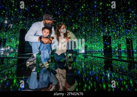 Londra, Regno Unito. 17 maggio 2021. Infinity Mirrored Room - riempito con la Brilliance of Life, una delle più grandi installazioni di Kusama fino ad oggi - Yayoi Kusama: Infinity Mirror Rooms in mostra a Tate Modern, in collaborazione con Bank of America con il supporto aggiuntivo di UNIQLO. La galleria si riapre oggi al pubblico, anche se inizialmente queste sale saranno riservate esclusivamente ai membri Tate, e saranno aperte al pubblico il 14 giugno. La mostra comprende due importanti installazioni oltre alla documentazione precoce delle performance sperimentali e degli eventi di Kusama. Credit: Guy Bell/Alamy Live News Foto Stock