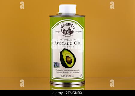 Olio di avocado foto editoriale. La Tourangelle delicato olio di avocado in una bottiglia di ferro Foto Stock
