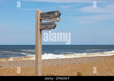 Sentiero costa Norfolk sentiero pedonale segno sulla riva del mare Foto Stock