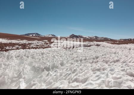 Neve scolpita dal vento sull'altopiano nel deserto boliviano Foto Stock