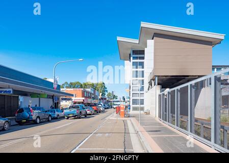 L'ascensore di nuova costruzione per la stazione ferroviaria di Cabramatta supera la zona ovest di Sydney. I treni di Sydney aggiungono l'accesso per disabili alla rete Foto Stock