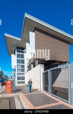 L'ascensore di nuova costruzione per la stazione ferroviaria di Cabramatta supera la zona ovest di Sydney. I treni di Sydney aggiungono l'accesso per disabili alla rete Foto Stock