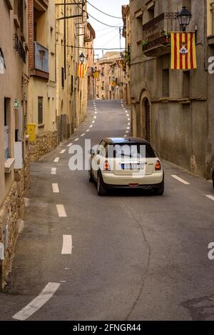 Strada che attraversa la città di Vilanova de Prades (Conca de Barberà, Tarragona, Catalogna, Spagna) ESP: Carretera cruzando el pueblo de Vilanova de Prades Foto Stock