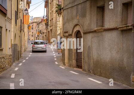 Strada che attraversa la città di Vilanova de Prades (Conca de Barberà, Tarragona, Catalogna, Spagna) ESP: Carretera cruzando el pueblo de Vilanova de Prades Foto Stock