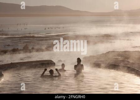 Catturato allo scopo di fare il bagno, una sorgente termale naturale sorge in superficie nel deserto boliviano presso l'Aguas Termaschi de Polques Foto Stock