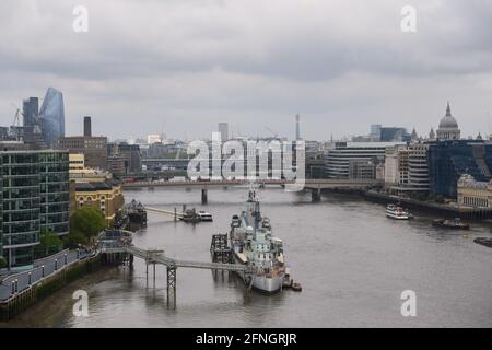 Londra, Regno Unito. 17 maggio 2021. Vista generale dello skyline di Londra dal passaggio pedonale presso il Tower Bridge, riaperto oggi dopo la chiusura più lunga dei suoi 125 anni di storia. Le attrazioni turistiche di tutta la capitale stanno riaprendo mentre le misure di blocco di Coronavirus sono attenuate nel Regno Unito. Data immagine: Lunedì 17 maggio 2021. Il credito fotografico dovrebbe essere: Matt Crossick/Empics/Alamy Live News Foto Stock