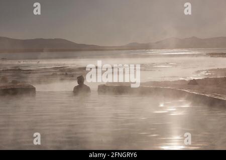 Catturato allo scopo di fare il bagno, una sorgente termale naturale sorge in superficie nel deserto boliviano presso l'Aguas Termaschi de Polques Foto Stock