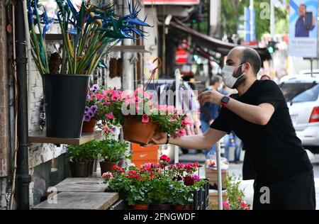 Istanbul, Turchia. 17 maggio 2021. Un lavoratore organizza fiori in un negozio di fiori a Istanbul, Turchia, 17 maggio 2021. La Turchia di lunedì ha attenuato le restrizioni di blocco che sono iniziate il 29 aprile. Credit: Xu Suhui/Xinhua/Alamy Live News Foto Stock