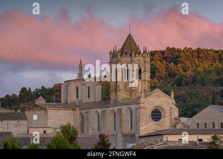 Vallbona de les Monges villaggio e monastero al tramonto (Urgell, Catalogna, Spagna) ESP: Pueblo y monasterio de Vallbona de les Monges al atardecer Foto Stock