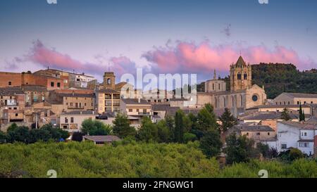 Vallbona de les Monges villaggio e monastero al tramonto (Urgell, Catalogna, Spagna) ESP: Pueblo y monasterio de Vallbona de les Monges al atardecer Foto Stock