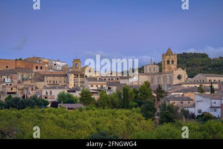 Vallbona de les Monges villaggio e monastero al tramonto (Urgell, Catalogna, Spagna) ESP: Pueblo y monasterio de Vallbona de les Monges al atardecer Foto Stock