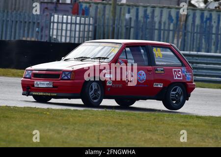 Cimando l'interno ruota posteriore arrotondamento Agostini, Gavin Johnson, Vauxhall Nova GTE, produzione auto Challenge anni 80, Historic Sports Car Club, HSCC, Ji Foto Stock