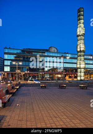 Vista serale di Sergels Torg e Kulturhuset edificio nel centro di Stoccolma in Svezia Foto Stock