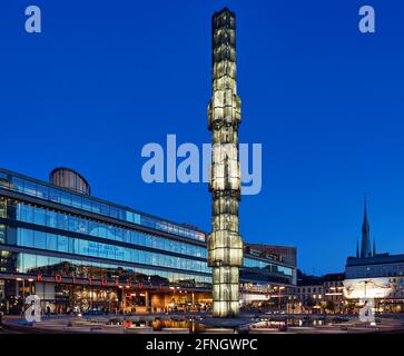 Vista serale di Sergels Torg e Kulturhuset edificio nel centro di Stoccolma in Svezia Foto Stock