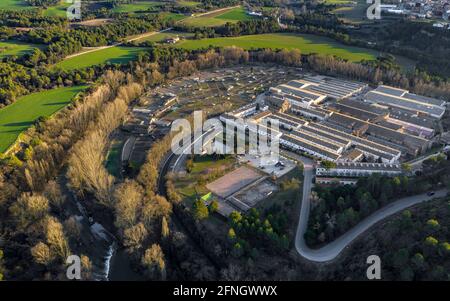 Veduta aerea del villaggio di l'Ametlla de Merola e dei campi e frutteti circostanti (Berguedà, Barcellona, Catalogna, Spagna) Foto Stock