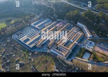 Veduta aerea del villaggio di l'Ametlla de Merola e dei campi e frutteti circostanti (Berguedà, Barcellona, Catalogna, Spagna) Foto Stock