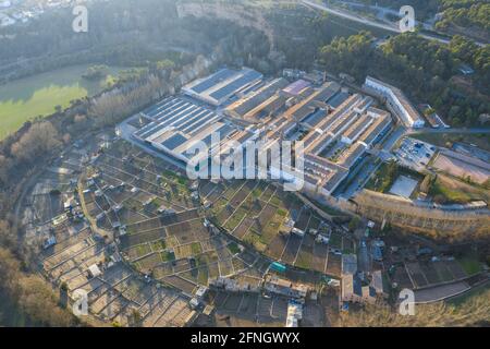 Veduta aerea del villaggio di l'Ametlla de Merola e dei campi e frutteti circostanti (Berguedà, Barcellona, Catalogna, Spagna) Foto Stock