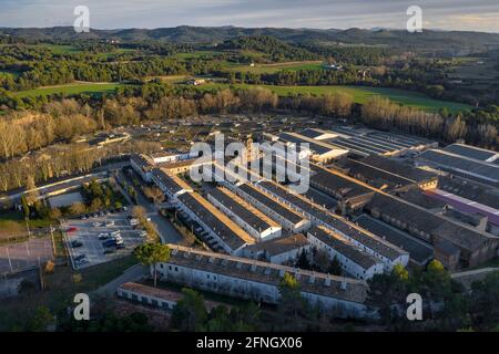 Veduta aerea del villaggio di l'Ametlla de Merola e dei campi e frutteti circostanti (Berguedà, Barcellona, Catalogna, Spagna) Foto Stock