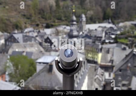 Telescopio che domina Monschau città, Eifel regione, Germania Foto Stock