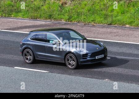 2019 grigio Porsche Macan S-A 2995cc benzina SUV; traffico veicolare, veicoli in movimento, automobili, veicoli in marcia su strade del Regno Unito, motori, motori sulla rete autostradale M6 autostrada UK. Foto Stock