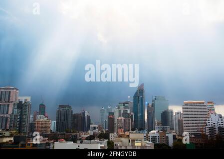 Sunshine mattina tempo della città di Bangkok. Bangkok è la capitale e la città capitale della Thailandia. Paesaggio con nuvola bianca e blu del cielo in un sole Foto Stock