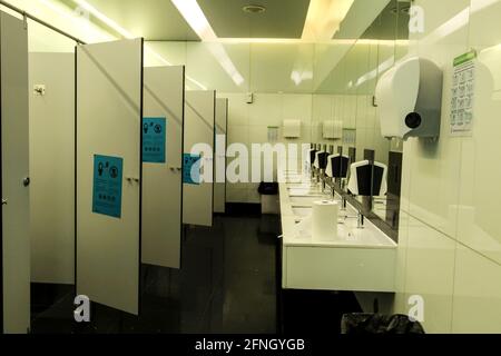 Lisbona, Portogallo - 11 marzo 2020: Bagni vuoti per Signore all'aeroporto Humberto Delgado o Portela di Lisbona Foto Stock